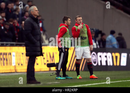 Manchester Uniteds Wayne Rooney (rechts) und Michael Carrick während der EFL-Cup-Finale im Wembley Stadium, London. Stockfoto