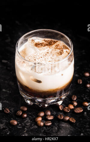 Weiße russische Cocktail mit Kaffeebohnen auf einen Marmortisch Stockfoto