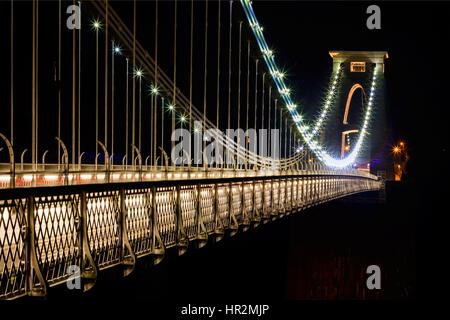 Eine Nacht beleuchtete Clifton Suspension Bridge Bristol Isambard Kingdom Brunel Lichter beleuchtet Ingenieur Avon Schlucht Turm Ketten Straßenverbindung Leigh Wälder erstrecken Stockfoto