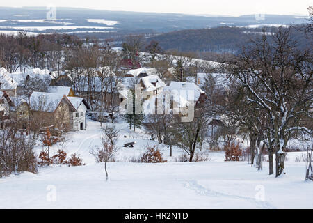 Sebechleby - die Siedlung der alten Weinkeller aus der mittleren Slowakei (Stara Hora) im Winter beherbergt. Stockfoto