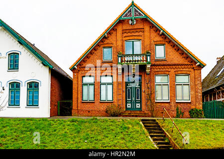 Häuser Auf Dem Deich in Mittelnkirchen Altes Land; Häuser in Mittelnkirchen, Niedersachsen Stockfoto