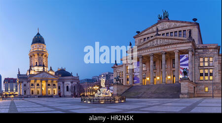 BERLIN, Deutschland, Februar - 13, 2017: Deutscher Dom Kirche und Gendarmenmarkt Square in der Abenddämmerung. Stockfoto