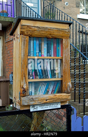 Wenig freie Bibliothek ist eine gemeinnützige Organisation, die eine Liebe zum Lesen inspiriert, diese Bibliothek ist in den Kolonien in Stockbridge, Edinburgh, Schottland. Stockfoto