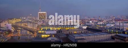 BERLIN, Deutschland, Februar - 13, 2017: Panorama von Berlin in der Abenddämmerung. Stockfoto