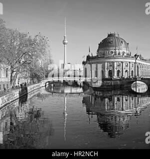 BERLIN, Deutschland, Februar - 15, 2017: The Bodenmuseum über die Spree und Frensehturm. Stockfoto