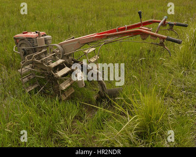 Motor Pflug am meisten benutzt in der Landwirtschaft, vor allem für Reisfelder Vorbereitung zum Reis anpflanzen. Bali, Indonesien Stockfoto