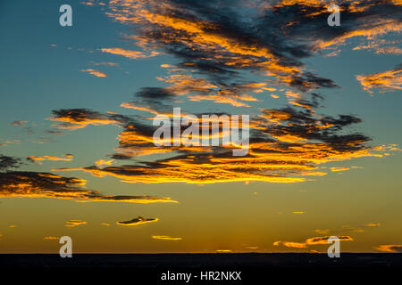 Die Sonne geht über Albuquerque in New Mexico Beleuchtung Wolken am Himmel von unterhalb. Stockfoto