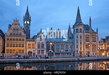 Gent, Belgien - 23. Juni 2012: Typische alte Paläste von Graselei Straße vom 16. -18. Jhdt. und Westfassade des Post-Palast in der Abenddämmerung. Stockfoto