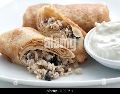 Pfannkuchen gefüllt mit Hackfleisch Pilze und Hüttenkäse Stockfoto