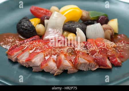 Gebratene Ente mit Pilzen und Gemüse Stockfoto