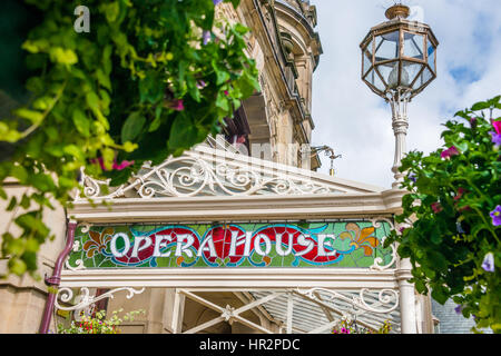 Die glasmalereien Beschilderung auf der Vorderseite von Buxton Opera House, Derbyshire, Großbritannien Stockfoto