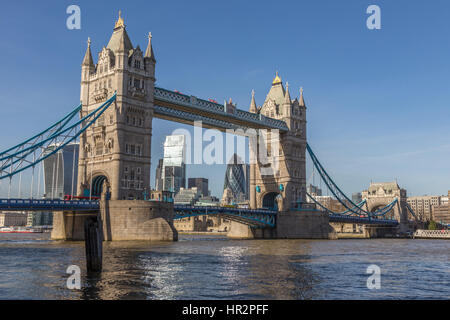 London Tower Bridge, von der Südseite des Flusses.  Auf einem sonnigen Nachmittag und zeigt die neuen Wolkenkratzer-Gebäude in der Stadt getroffen. Stockfoto