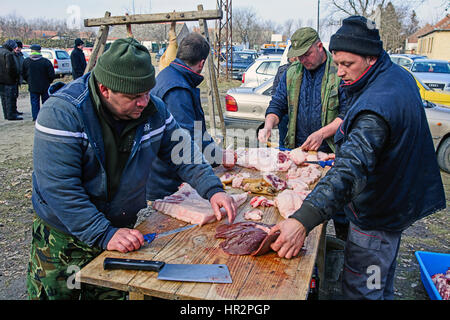 Belo Blato, Serbien, 11. Februar 2017. Die Gruppe Metzger Fleisch verarbeitenden bei der traditionellen Veranstaltung "Wurst-Fest" Stockfoto