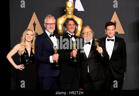 Kate McKinnon und Jason Bateman vorhanden Alessandro Bertolazzi, Giorgio gregorianischen und Christopher Nelson mit dem Award für Make-up und Hairstyling für Suicide Squad im Presseraum der 89. Academy Awards statt im Dolby Theatre in Hollywood, Los Angeles, USA. Stockfoto