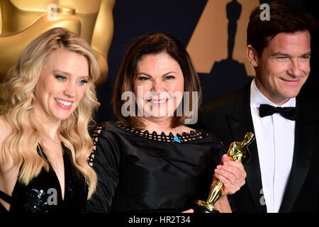 Kate McKinnon (links) und Jason Bateman (rechts) präsentieren Colleen Atwood mit dem Award für Kostüm-Design für fantastische Tiere und wo man sie im Presseraum der 89. Academy Awards findet im Dolby Theatre in Hollywood, Los Angeles, USA statt. Stockfoto