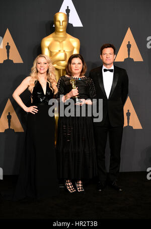 Kate McKinnon (links) und Jason Bateman (rechts) präsentieren Colleen Atwood mit dem Award für Kostüm-Design für fantastische Tiere und wo man sie im Presseraum der 89. Academy Awards findet im Dolby Theatre in Hollywood, Los Angeles, USA statt. Stockfoto