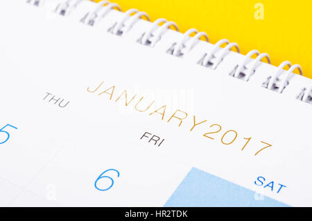 Top Tischkalender Januar 2017 hautnah auf gelbem Hintergrund. Stockfoto