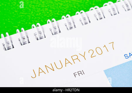 Top Tischkalender Januar 2017 hautnah auf grünem Hintergrund. Stockfoto