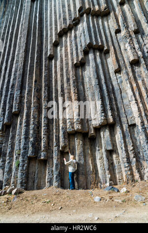 Symphonie von Steinen, Frau unter Spalten Basaltformation Garni Schlucht, Kotayk Provinz, Armenien, Kaukasus, Naher Osten, Asien Stockfoto