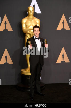 Justin Hurwitz mit dem Award für Best Original Score für La La Land im Presseraum der 89. Academy Awards statt im Dolby Theatre in Hollywood, Los Angeles, USA. Stockfoto