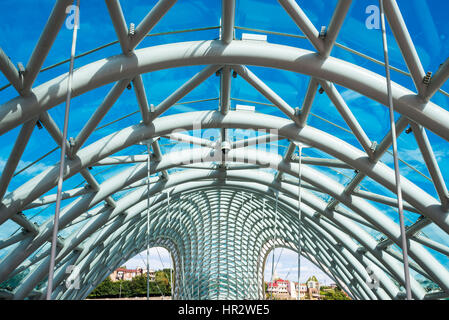 Friedensbrücke über den Fluss Mtkwari, entworfen von dem italienischen Architekten Michele de Lucci, Tiflis, Georgien, Kaukasus, Naher Osten, Asien Stockfoto