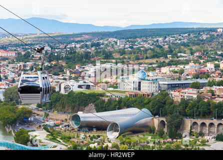 Friedensbrücke über den Fluss Mtkwari, Präsidentenpalast, Konzertsaal und Exhibition Centre, Rike Park, Tiflis, Georgien, Kaukasus, Naher Osten, Asien Stockfoto