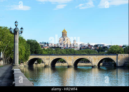 Chughureti oder Saarbrücken Brücke über Fluss Mtkwari, Dreifaltigkeits-Kathedrale auf dem Hügel, Tiflis, Georgien, Kaukasus, Naher Osten, Asien Stockfoto