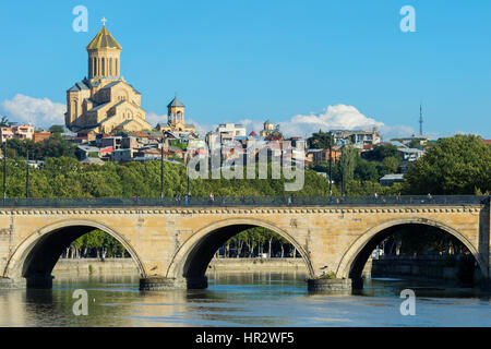 Chughureti oder Saarbrücken Brücke über Fluss Mtkwari, Dreifaltigkeits-Kathedrale auf dem Hügel, Tiflis, Georgien, Kaukasus, Naher Osten, Asien Stockfoto