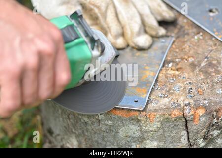 Elektro-Rad Schleifen auf Stahlkonstruktion Stockfoto