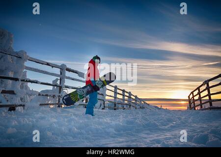 Snowboarder, Blick auf den Sonnenuntergang. erstaunlichen Sonnenuntergang panorama Stockfoto