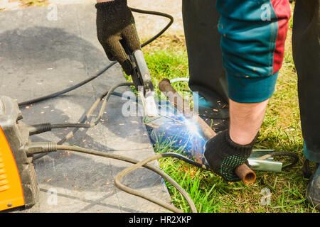 Arbeiter schneiden Stahlrohr mit Metall-Taschenlampe Stockfoto