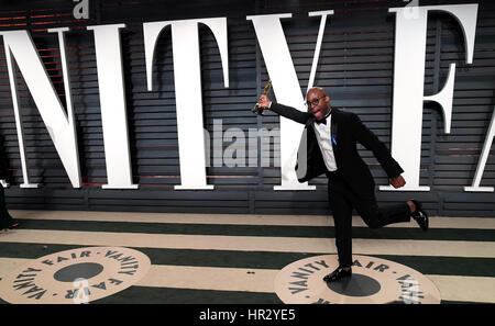 Autor/Regisseur Barry Jenkins mit seinen Oscar für das beste adaptierte Drehbuch für Moonlight, die Ankunft in der Vanity Fair Oscar Party im Beverly Hills, Los Angeles, USA. Stockfoto