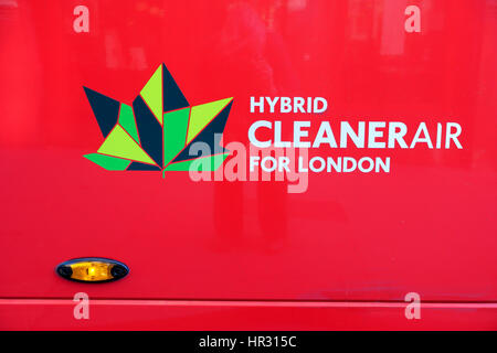 Hybrid-saubere Luft-Anzeige und Logo auf der Seite einen roten Doppeldecker-Bus in London England UK 2017 KATHY DEWITT Stockfoto