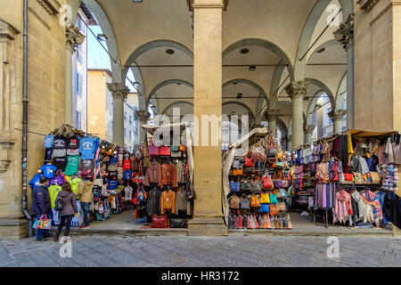 Florenz, Italien - 25. Februar 2016: typische Ooutdoor Markt der Florentiner Lederwaren hergestellt in der Toskana Stockfoto