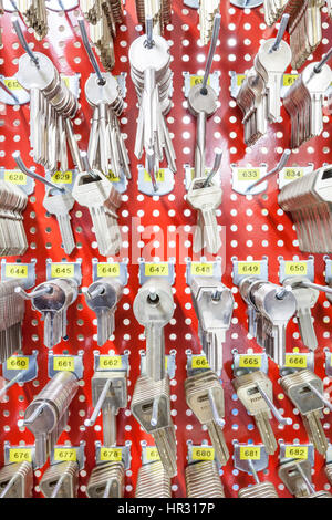 zu mehreren Haken hängen gibt es mehrere Schlüssel Stockfoto