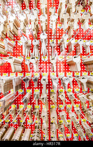 zu mehreren Haken hängen gibt es mehrere Schlüssel Stockfoto