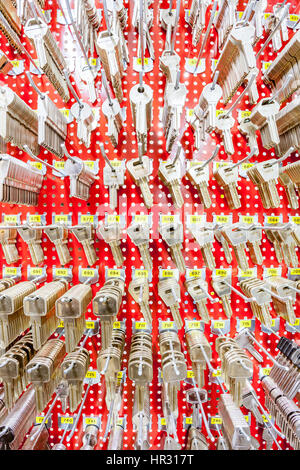 zu mehreren Haken hängen gibt es mehrere Schlüssel Stockfoto