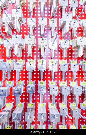 zu mehreren Haken hängen gibt es mehrere Schlüssel Stockfoto