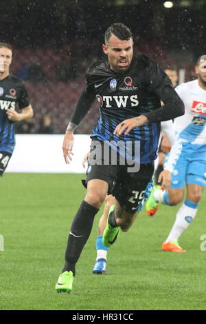 Neapel, Italien. 25. Februar 2017. Fußballspiel zwischen SSC Napoli und Atalanta im Stadio San Paolo in Napoli Kamehameha Ergebnis Napoli vs. Atalanta 0-2.im Bild Andrea Petagna (ATALANTA) Credit: Salvatore Esposito/Pacific Press/Alamy Live News Stockfoto