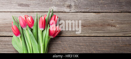 Rote Tulpen Strauß auf hölzernen Hintergrund. Draufsicht mit Platz für Ihren text Stockfoto