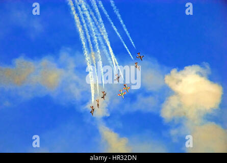 Die italienische Kunstflugstaffel "Frecce Tricolori" in der Ausbildung in der Himmel über der Adria Stockfoto