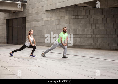 Fitness, Sport, Training, Training und Menschen Konzept - Tauchen Sie ein paar tun Trizeps Übung auf Stadt Straße Bank Stockfoto