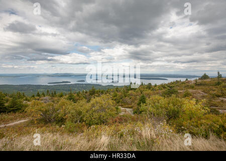Auf der Suche nach Bar Harbor vom Gipfel des Cadillac Mountain im Acadia National Park. Stockfoto
