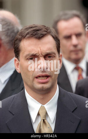 Ungarns Premier Viktor Orban im Gespräch mit Reportern nach seinem Treffen mit Präsident Clinton im Weißen Haus 7. Oktober 1998 in Washington, DC. Orban sagte, er würde gerne sehen, eine friedliche Lösung im Kosovo aber Ungarn ist bereit, jede Entscheidung von der NATO zu unterstützen. Stockfoto