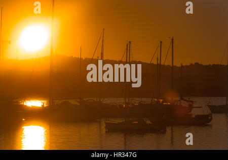 Segelboot-Silhouetten, herrlichen goldenen warmen Sonnenuntergang in Ibiza Marina. Stockfoto