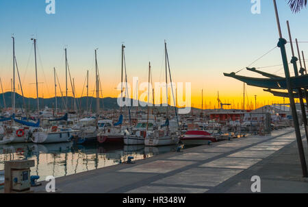 Herrlichen goldenen Sonnenuntergang Farbe im Hafen von Marina.  Ende von einem warmen, sonnigen Tag in St. Antoni de Portmany, Ibiza, Spanien. Stockfoto