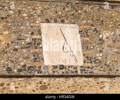 Antike Sonnenuhr (1790) auf Pfarrei Kirche St. Peter und St. Paul, High Street, Clare, Suffolk, England, Vereinigtes Königreich Stockfoto