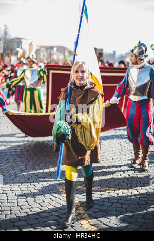 Ivrea, Italien. 26. Februar 2017. Der Kampf der Orangen ist ein Festival in der nördlichen italienischen Ivrea, umfasst eine Tradition von Orangen zwischen organisierten Gruppen zu werfen. Es ist die größte Essensschlacht in Italien. Es ist ein Teil der Feierlichkeiten für den Karneval. Bildnachweis: Alessandro Bosio/Pacific Press/Alamy Live-Nachrichten Stockfoto