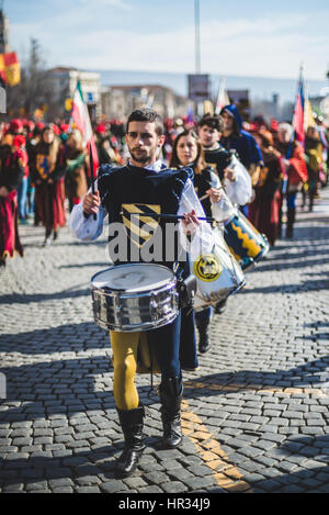 Ivrea, Italien. 26. Februar 2017. Der Kampf der Orangen ist ein Festival in der nördlichen italienischen Ivrea, umfasst eine Tradition von Orangen zwischen organisierten Gruppen zu werfen. Es ist die größte Essensschlacht in Italien. Es ist ein Teil der Feierlichkeiten für den Karneval. Bildnachweis: Alessandro Bosio/Pacific Press/Alamy Live-Nachrichten Stockfoto