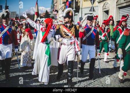 Ivrea, Italien. 26. Februar 2017. Der Kampf der Orangen ist ein Festival in der nördlichen italienischen Ivrea, umfasst eine Tradition von Orangen zwischen organisierten Gruppen zu werfen. Es ist die größte Essensschlacht in Italien. Es ist ein Teil der Feierlichkeiten für den Karneval. Bildnachweis: Alessandro Bosio/Pacific Press/Alamy Live-Nachrichten Stockfoto